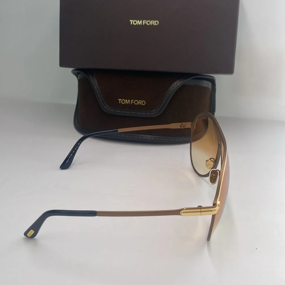 TOM FORD Xavier FT1060/S 30F aviator sunglass gold frame brown gradient lenses.